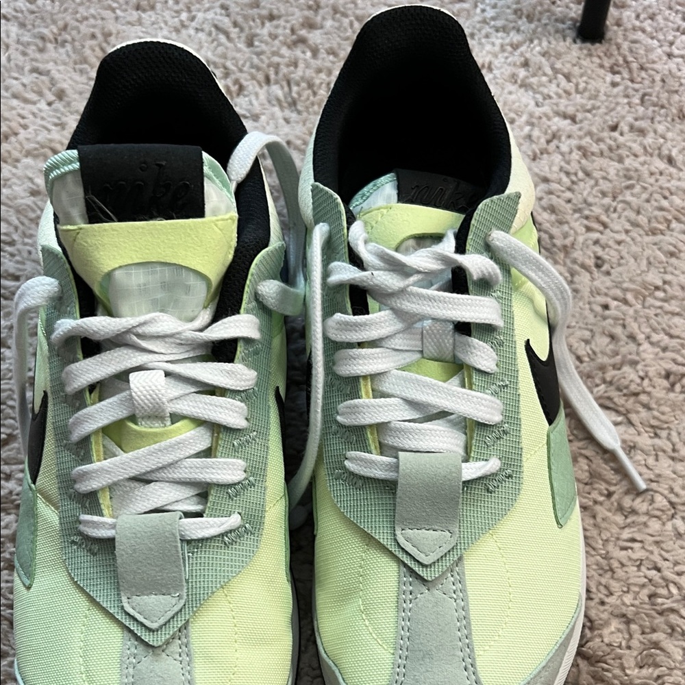 Nike Lime and Black Women's Sneakers - Picture 7 of 9